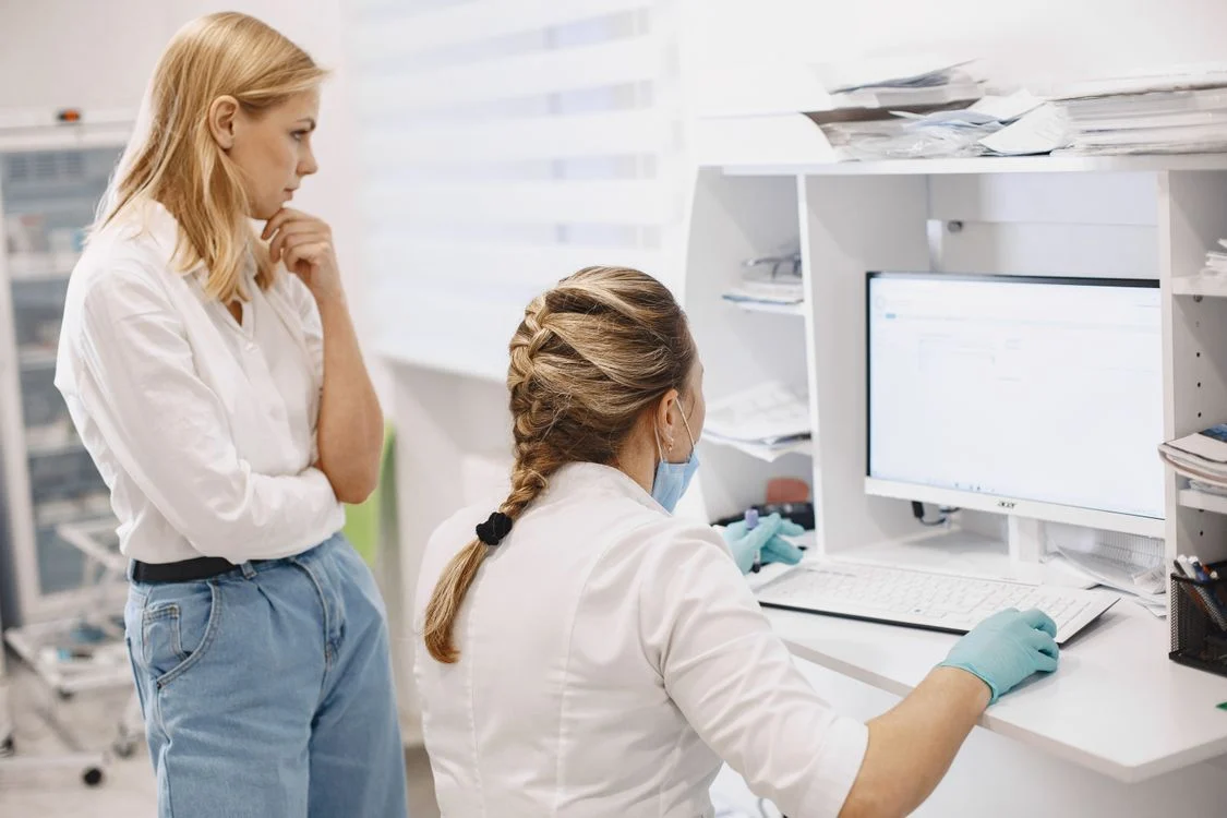 Profesionales interpretando resultados en el ordenador de una consulta